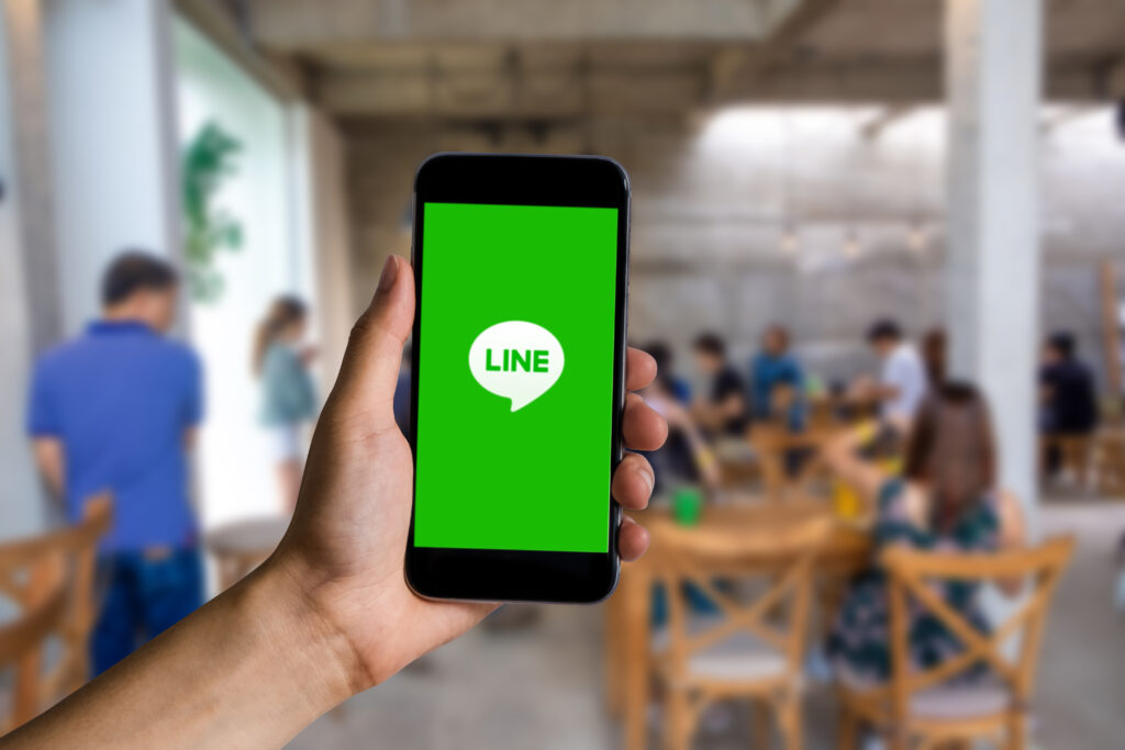 スマートフォンでLINEを使う様子