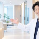 院内を案内する医師